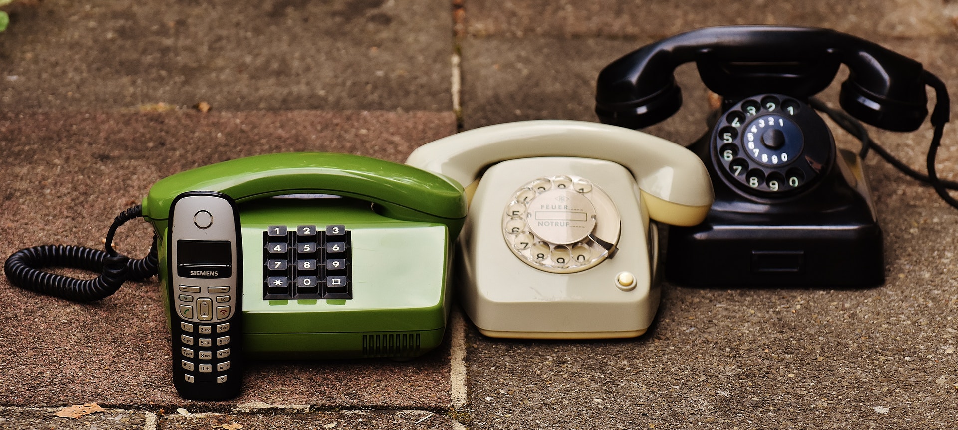 how does voip phone system work